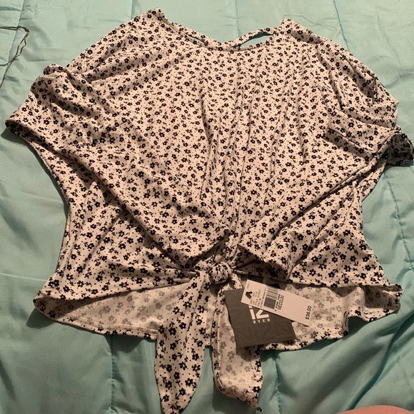NWT black and white flower blouse - Picture 1 of 2